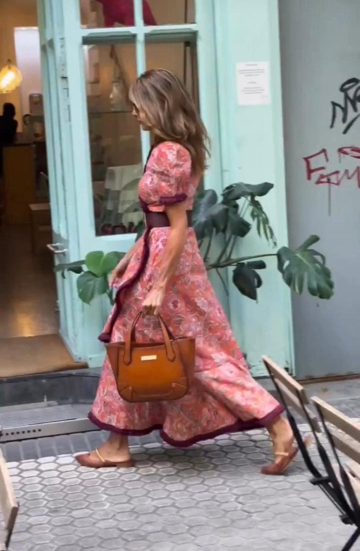 Eliett – Langes Kleid mit Kurzen Puffärmeln und Asymmetrischem Rock