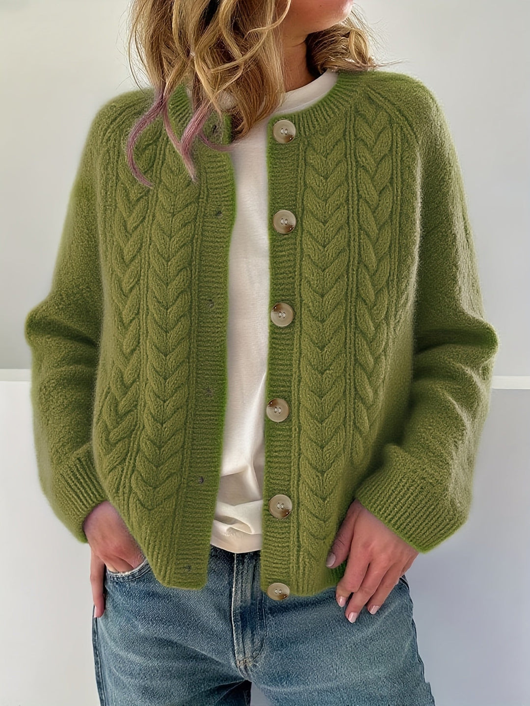 Dwina – Strickjacke mit Knöpfen und Zopfmuster