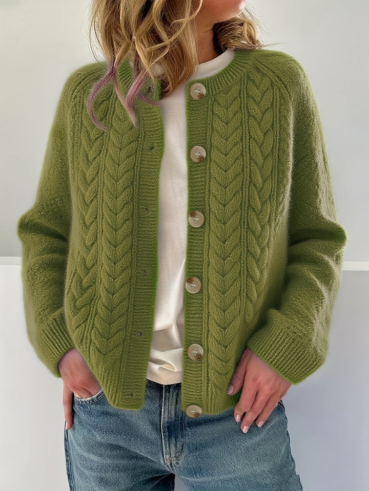 Dwina – Strickjacke mit Knöpfen und Zopfmuster
