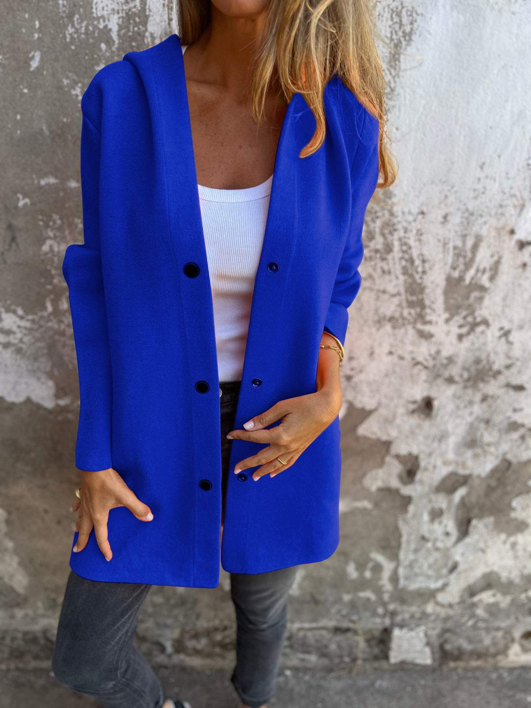 Isolde – Strickjacke mit Knopfleiste und Kapuze
