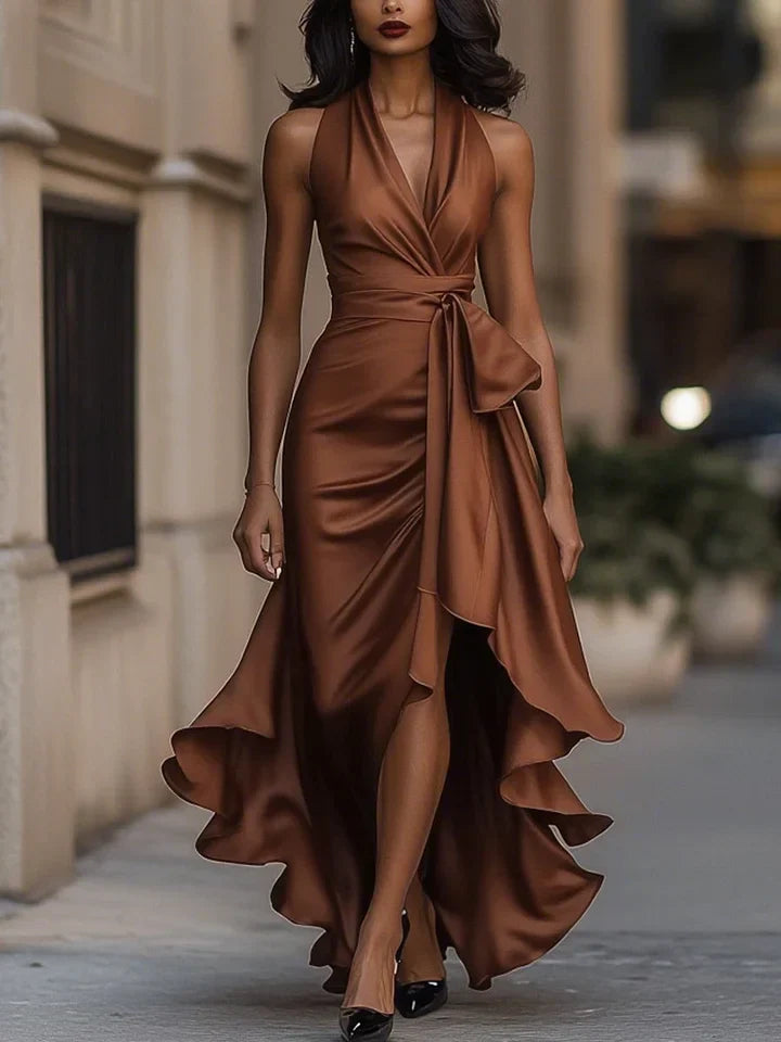 Sharipova – Elegantes Trägerloses Satin Kleid Mit Rüschen