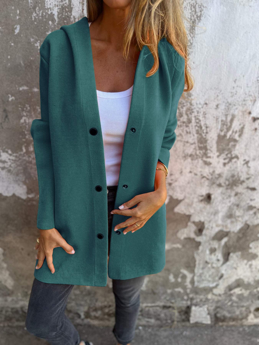 Isolde – Strickjacke mit Knopfleiste und Kapuze