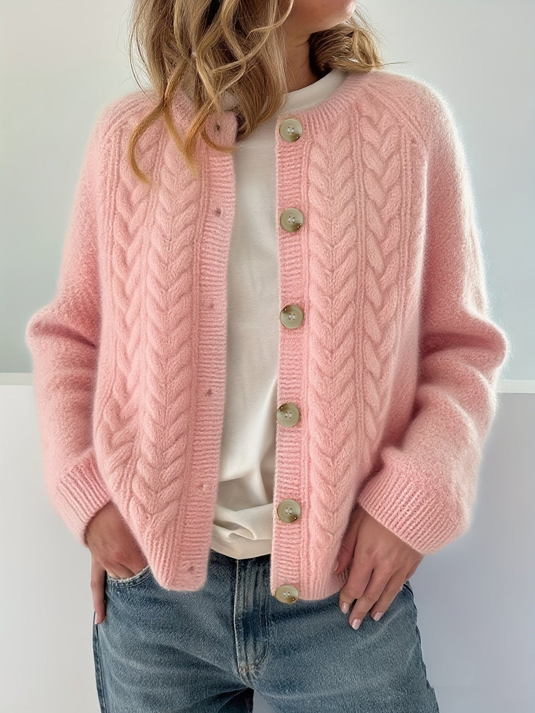 Dwina – Strickjacke mit Knöpfen und Zopfmuster