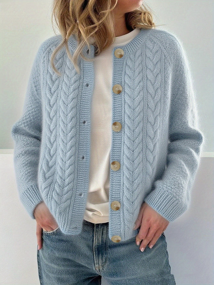 Dwina – Strickjacke mit Knöpfen und Zopfmuster