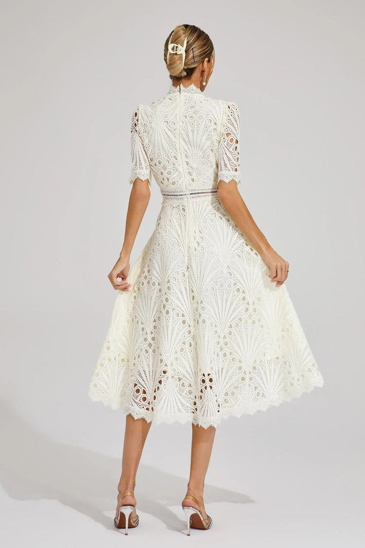 Vorelle – Lässiges Kurzarmkleid mit Blumenstickerei
