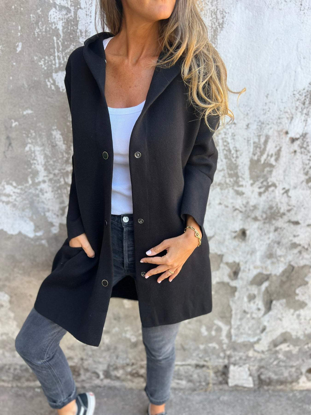 Isolde – Strickjacke mit Knopfleiste und Kapuze