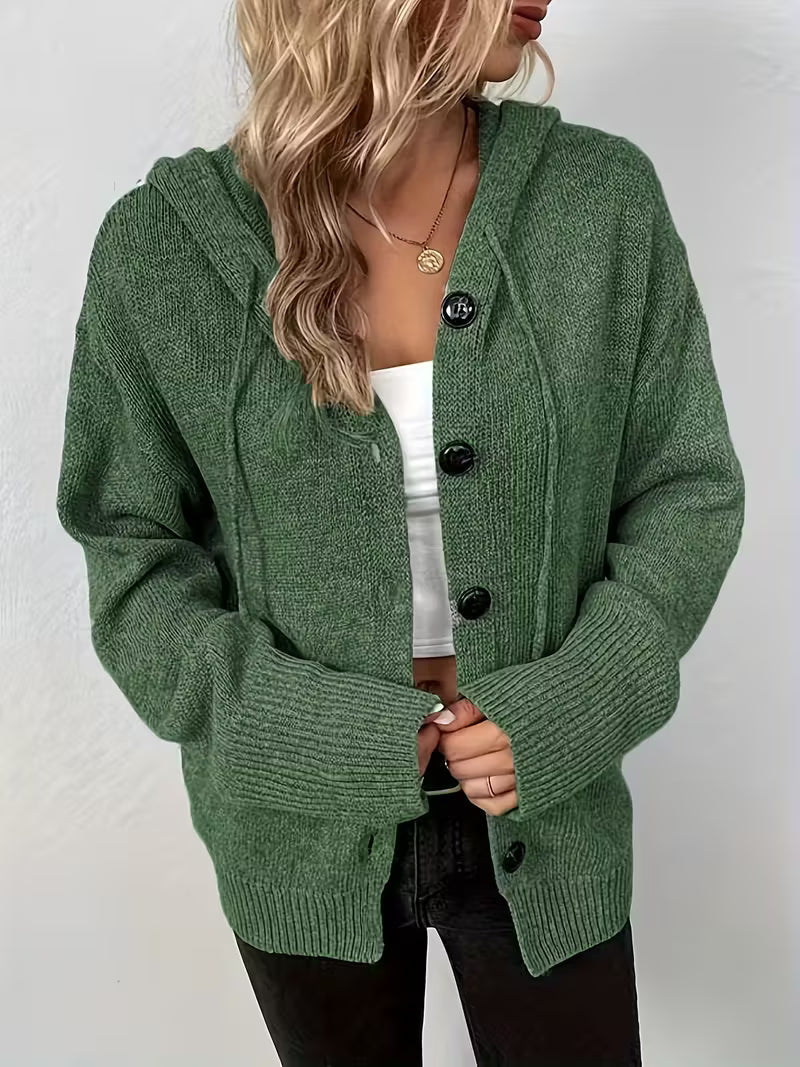Karalina – Strickjacke Mit Kapuze, Knopfleiste Und Zopfmuster