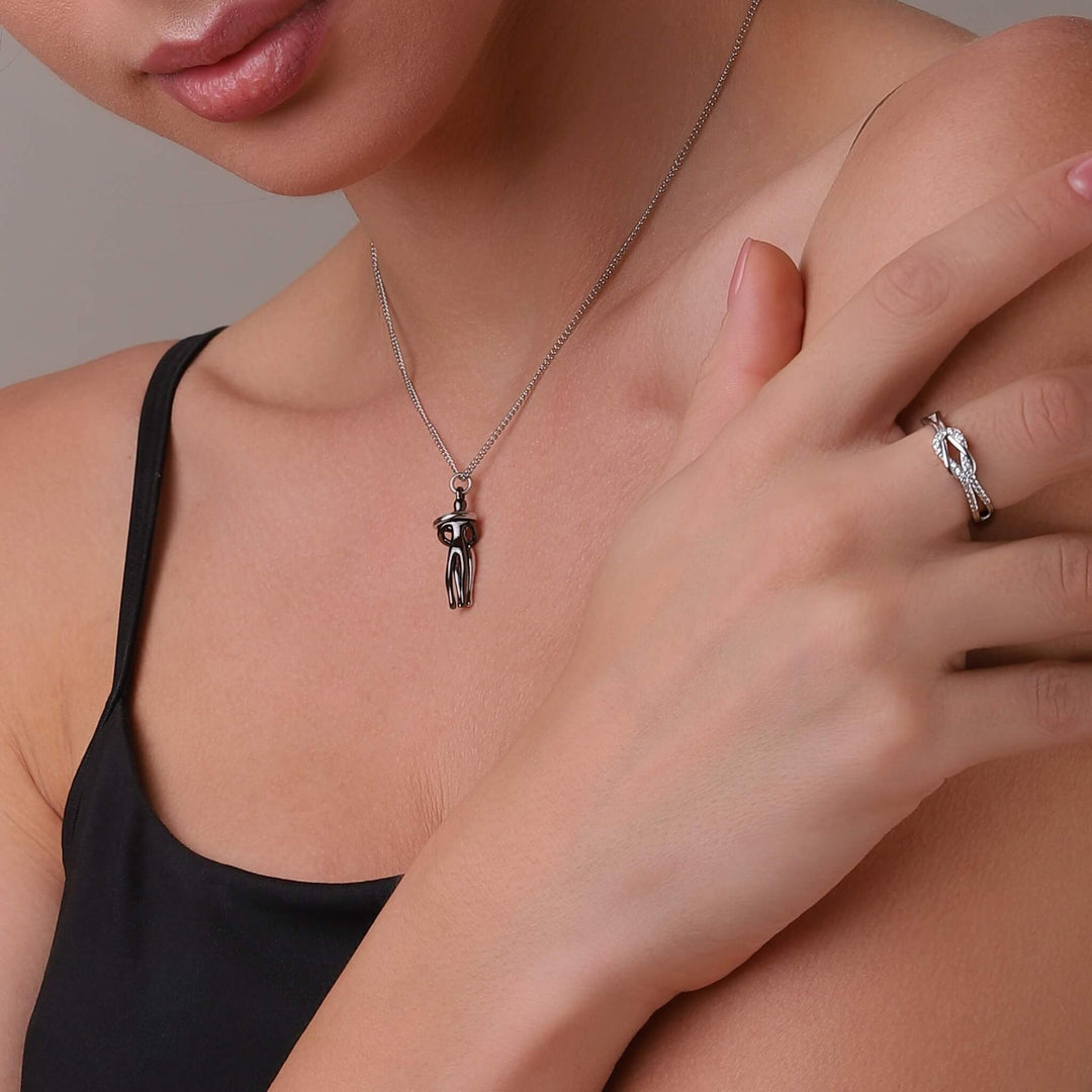 Kaitlynn – Halskette mit umarmendem Paar