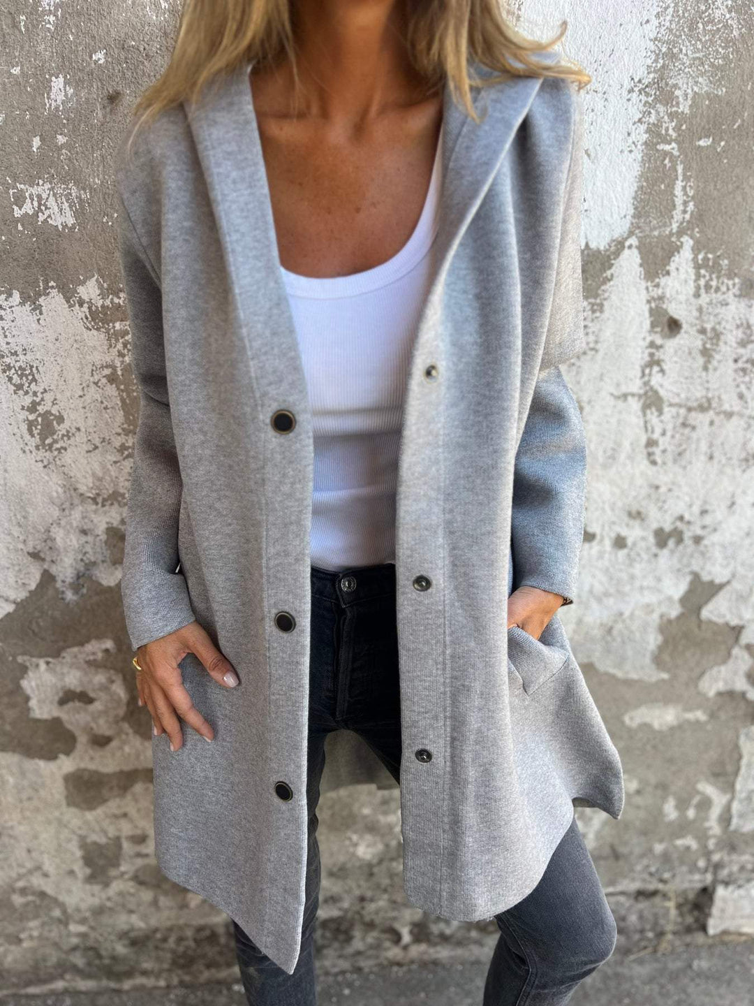 Isolde – Strickjacke mit Knopfleiste und Kapuze