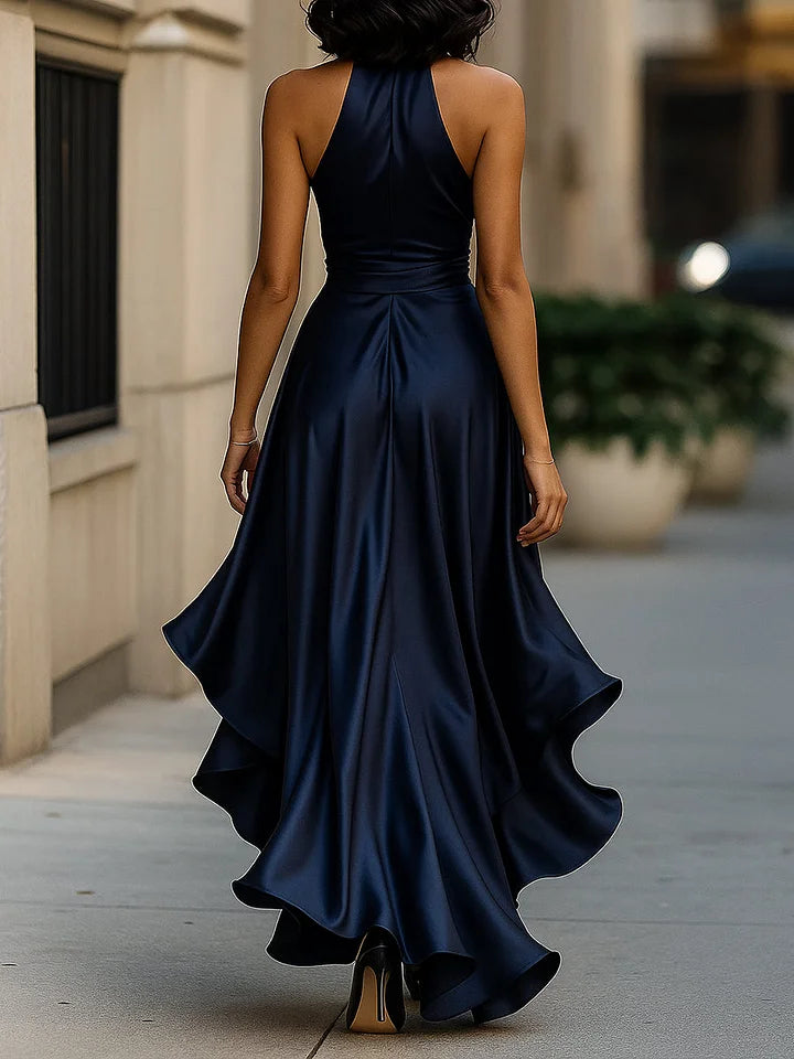Sharipova – Elegantes Trägerloses Satin Kleid Mit Rüschen