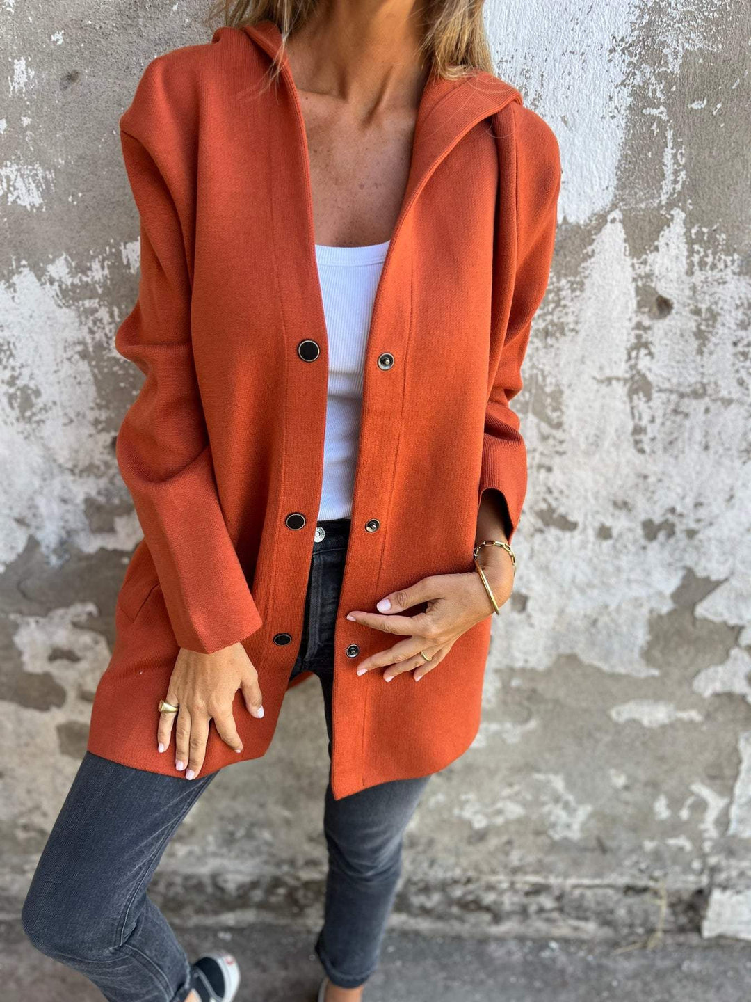 Isolde – Strickjacke mit Knopfleiste und Kapuze