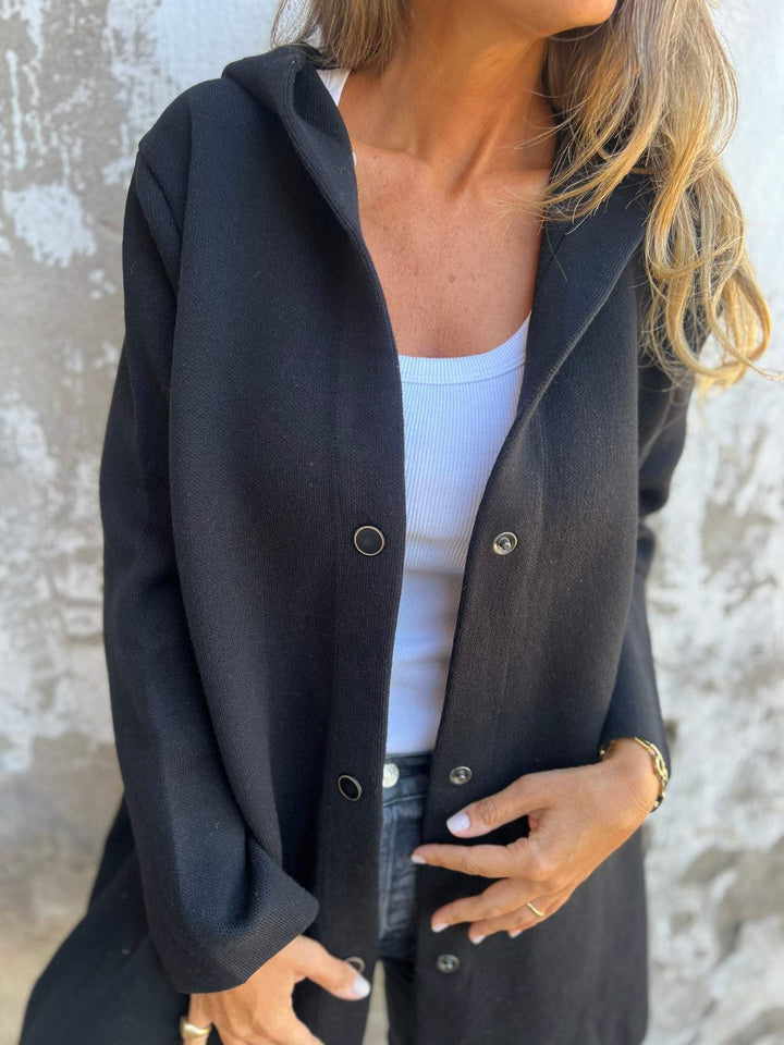 Isolde – Strickjacke mit Knopfleiste und Kapuze