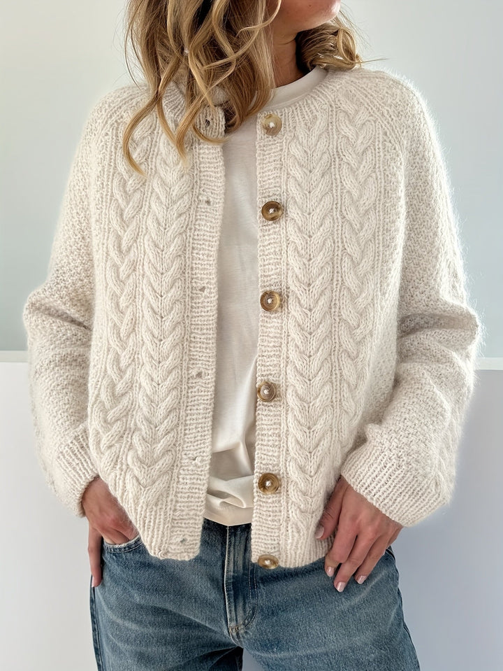 Dwina – Strickjacke mit Knöpfen und Zopfmuster