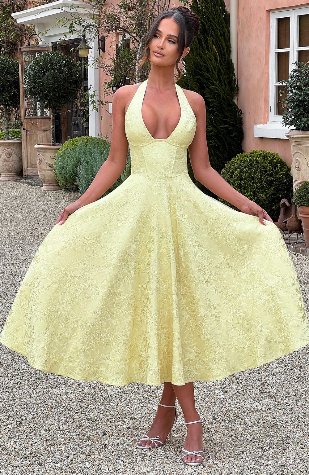 Myra – Modisches Midi Kleid Mit Neckholder Ausschnitt