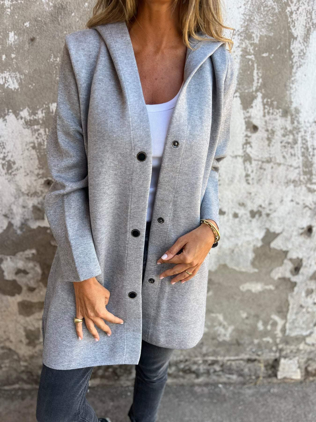 Isolde – Strickjacke mit Knopfleiste und Kapuze