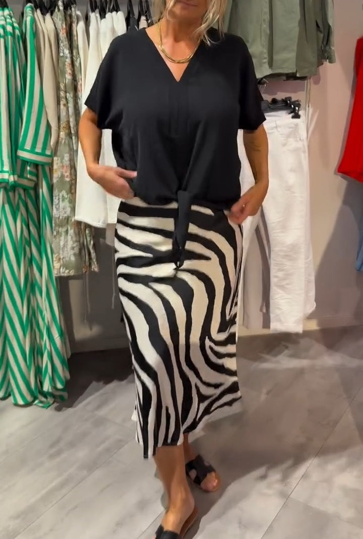 Aikaterine – Set Aus Lässigem Oberteil Mit Knoten Vorne Und Midirock