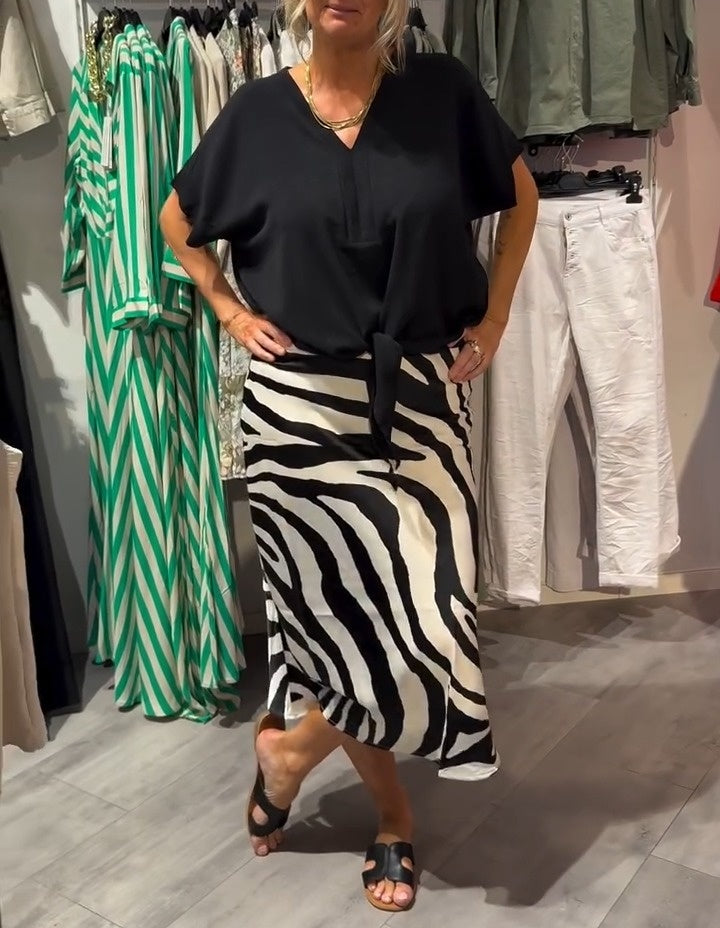 Aikaterine – Set Aus Lässigem Oberteil Mit Knoten Vorne Und Midirock