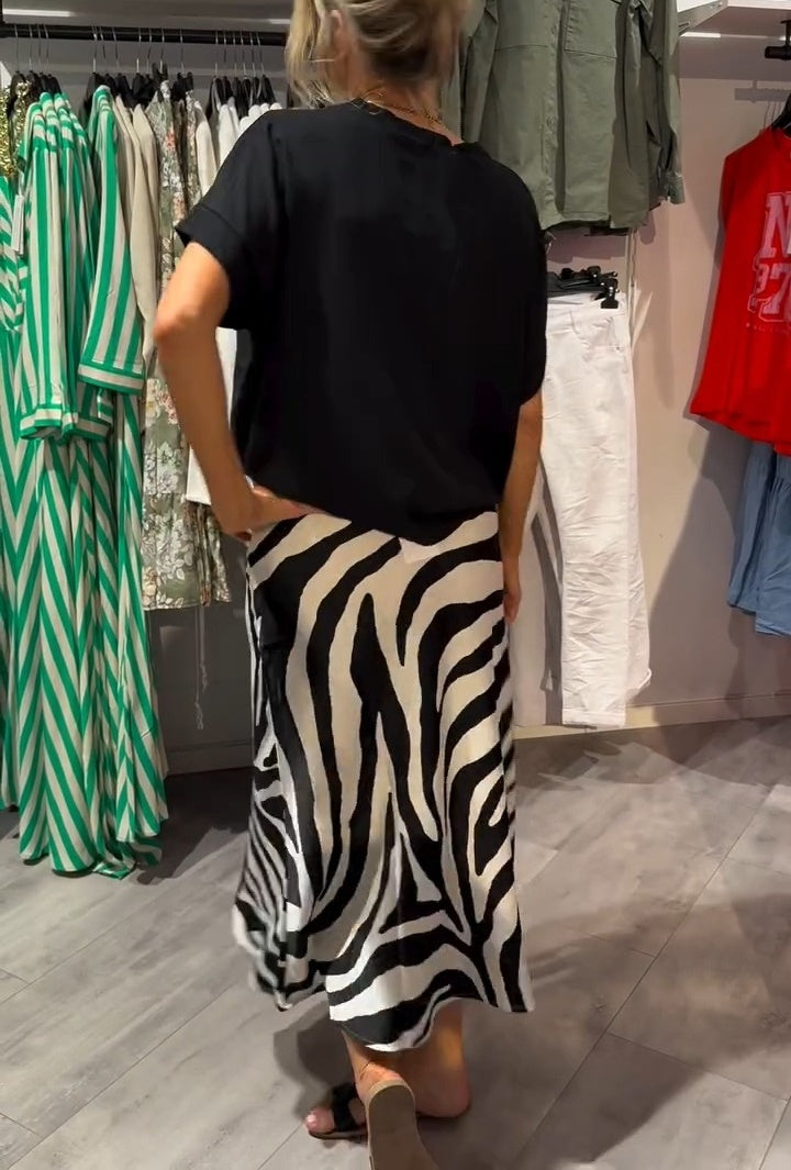 Aikaterine – Set Aus Lässigem Oberteil Mit Knoten Vorne Und Midirock